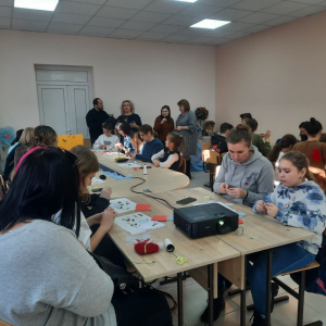 Atelier de creație de confecționare a bijuteriilor. O activitate productivă – de ziua mamelor, creăm împreună cu mamele.
