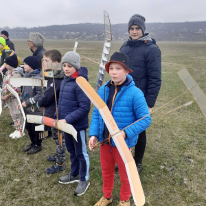Copii entuziasmaţi creează modele de avioane